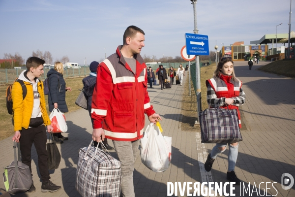 Accueil des deplaces ukrainiens a la frontiere polonaise.