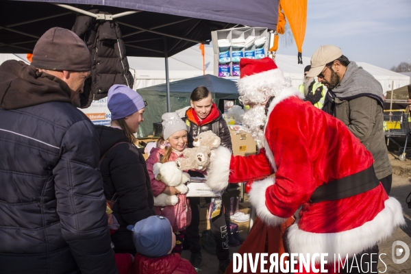 Accueil des deplaces ukrainiens a la frontiere polonaise.