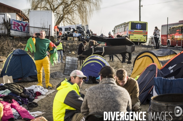 Accueil des deplaces ukrainiens a la frontiere polonaise.