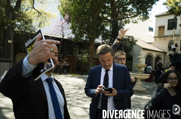 Nicolas Dupont-Aignan face à des élèves d un lycée privée