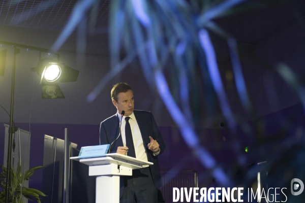 Nicolas Dupont-Aignan face à des élèves d un lycée privée