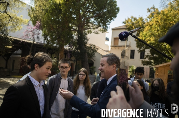 Nicolas Dupont-Aignan face à des élèves d un lycée privée