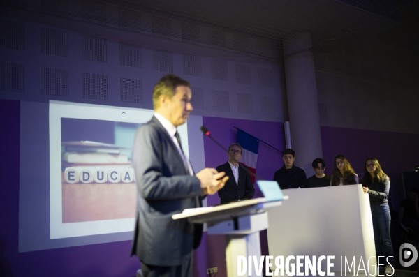 Nicolas Dupont-Aignan face à des élèves d un lycée privée