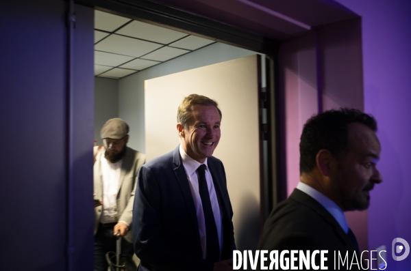 Nicolas Dupont-Aignan face à des élèves d un lycée privée