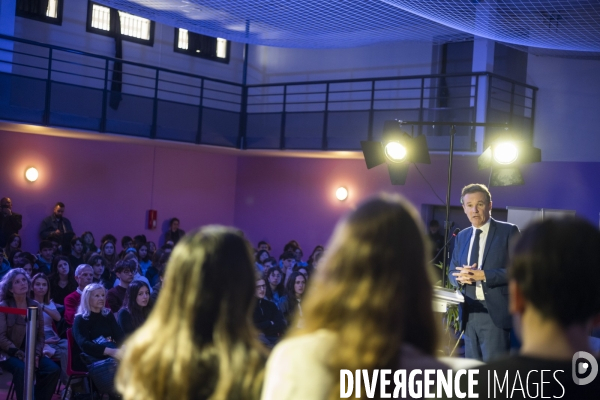 Nicolas Dupont-Aignan face à des élèves d un lycée privée