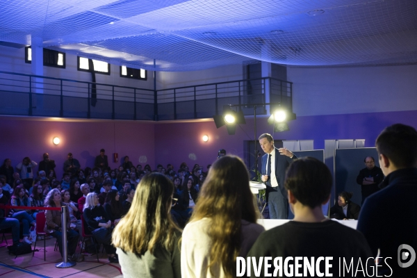 Nicolas Dupont-Aignan face à des élèves d un lycée privée