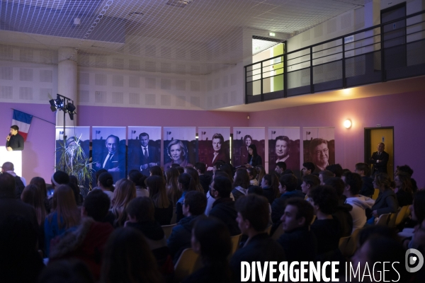 Nicolas Dupont-Aignan face à des élèves d un lycée privée