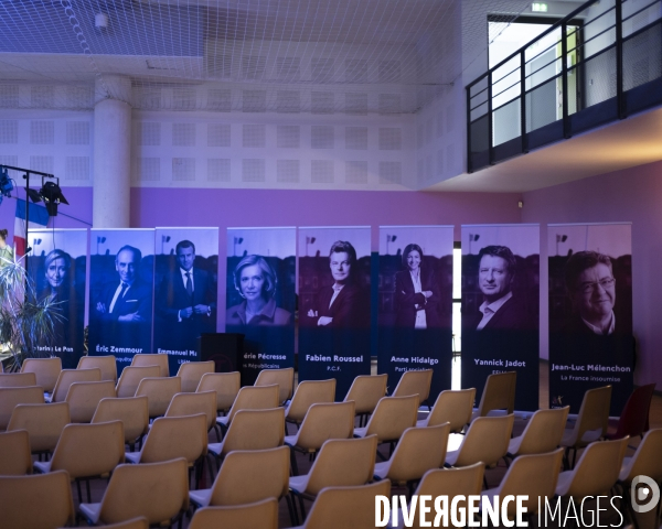 Nicolas Dupont-Aignan face à des élèves d un lycée privée