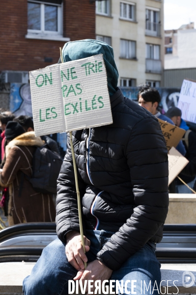 Manifestation contre la  différence de traitement  entre les exilés