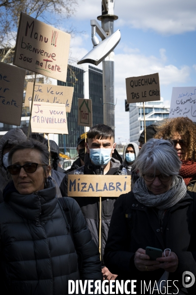 Manifestation contre la  différence de traitement  entre les exilés