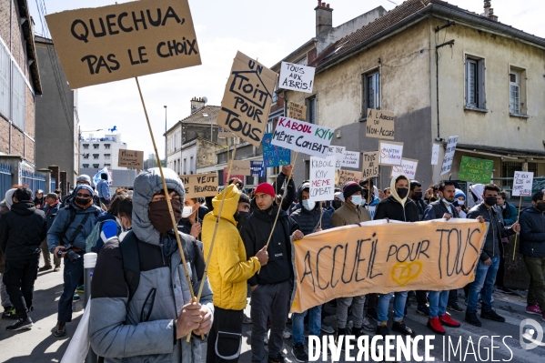 Manifestation contre la  différence de traitement  entre les exilés