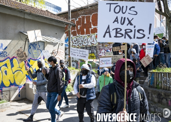 Manifestation contre la  différence de traitement  entre les exilés