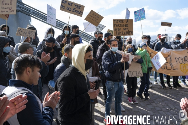 Manifestation contre la  différence de traitement  entre les exilés