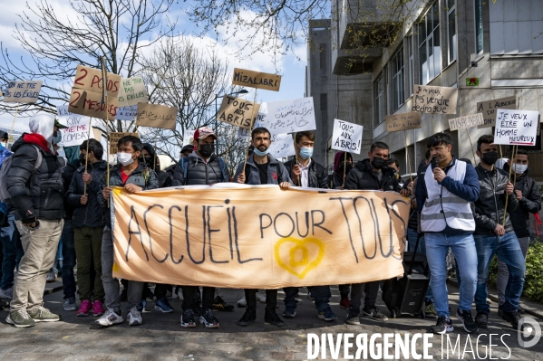 Manifestation contre la  différence de traitement  entre les exilés