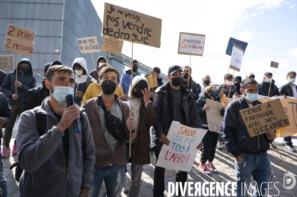 Manifestation contre la  différence de traitement  entre les exilés