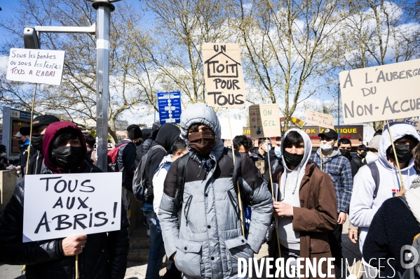 Manifestation contre la  différence de traitement  entre les exilés