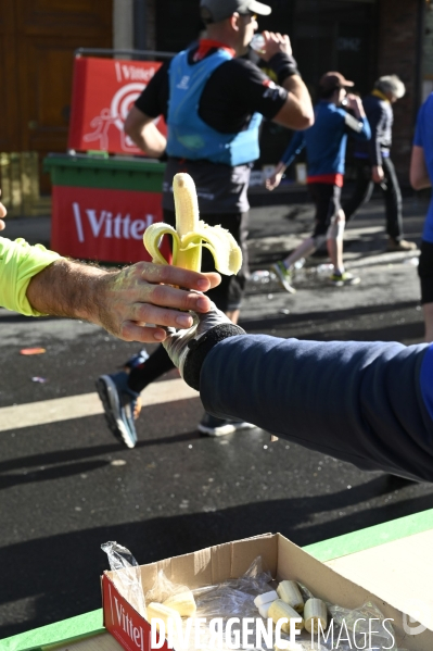 Marathon de Paris 2022, ravitaillement alimentaire, eau, et sanitaires. Paris Marathon 2022, food supply and sanitary facilities