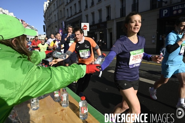 Marathon de Paris 2022, ravitaillement alimentaire, eau, et sanitaires. Paris Marathon 2022, food supply and sanitary facilities