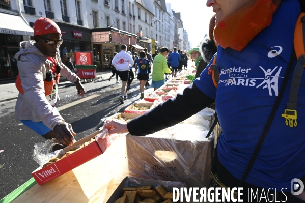 Marathon de Paris 2022, ravitaillement alimentaire, eau, et sanitaires. Paris Marathon 2022, food supply and sanitary facilities