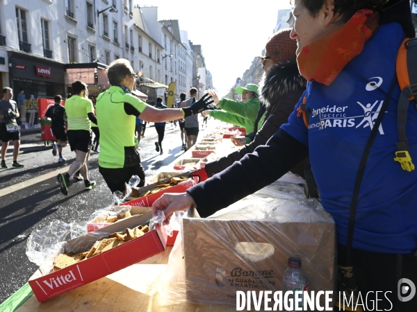 Marathon de Paris 2022, ravitaillement alimentaire, eau, et sanitaires. Paris Marathon 2022, food supply and sanitary facilities