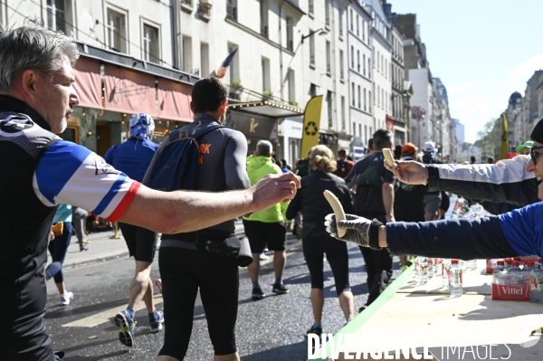 Marathon de Paris 2022, ravitaillement alimentaire, eau, et sanitaires. Paris Marathon 2022, food supply and sanitary facilities