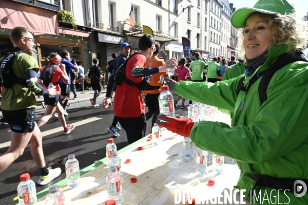 Marathon de Paris 2022, ravitaillement alimentaire, eau, et sanitaires. Paris Marathon 2022, food supply and sanitary facilities