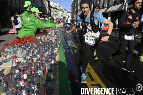 Marathon de Paris 2022, ravitaillement alimentaire, eau, et sanitaires. Paris Marathon 2022, food supply and sanitary facilities