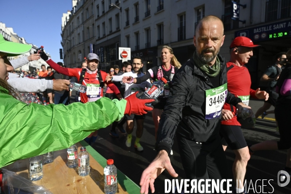 Marathon de Paris 2022, ravitaillement alimentaire, eau, et sanitaires. Paris Marathon 2022, food supply and sanitary facilities