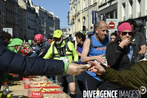 Marathon de Paris 2022, ravitaillement alimentaire, eau, et sanitaires. Paris Marathon 2022, food supply and sanitary facilities