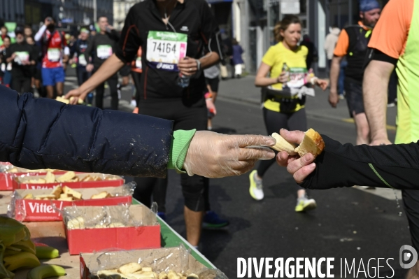 Marathon de Paris 2022, ravitaillement alimentaire, eau, et sanitaires. Paris Marathon 2022, food supply and sanitary facilities