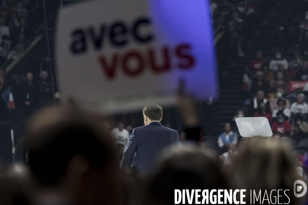 Meeting d Emmanuel Macron à La Défense Arena.