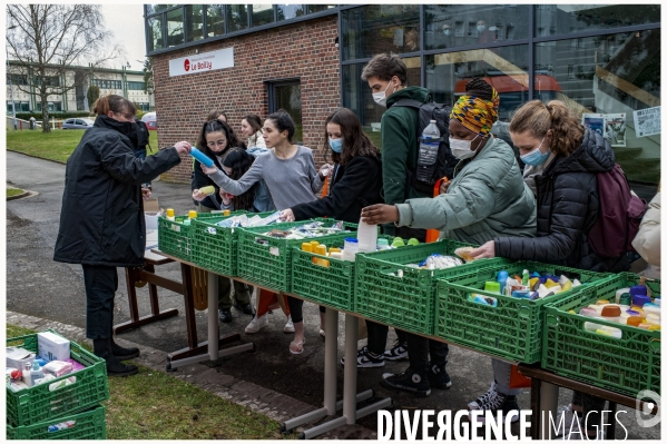 Distribution produits première nécessité étudiants Amiens