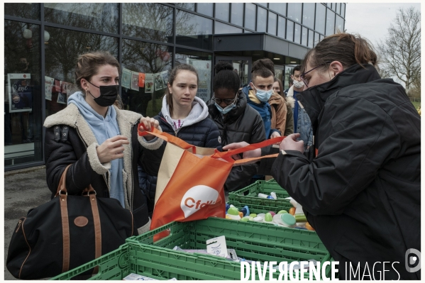 Distribution produits première nécessité étudiants Amiens