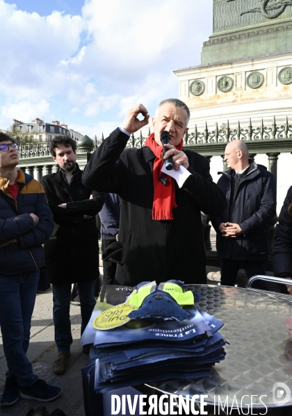 Le député Jean Lassalle a tenu à dialoguer avec les gilets jaunes, place de la Bastille à Paris.