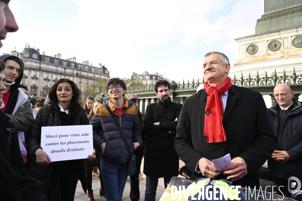 Le député Jean Lassalle a tenu à dialoguer avec les gilets jaunes, place de la Bastille à Paris.