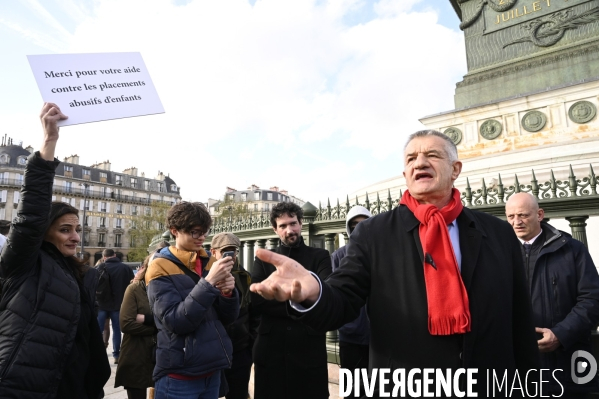 Le député Jean Lassalle a tenu à dialoguer avec les gilets jaunes, place de la Bastille à Paris.