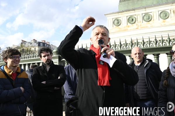 Le député Jean Lassalle a tenu à dialoguer avec les gilets jaunes, place de la Bastille à Paris.