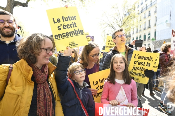 Marche pour le futur 2022, le 9 avril à Paris. Walk for the future.