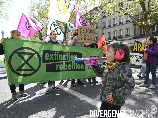 Marche pour le futur 2022, le 9 avril à Paris. Walk for the future.