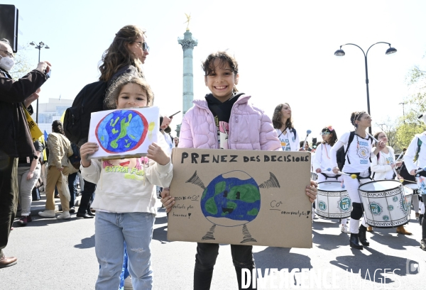 Marche pour le futur 2022, le 9 avril à Paris. Walk for the future.