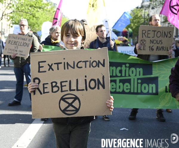 Marche pour le futur 2022, le 9 avril à Paris. Walk for the future.