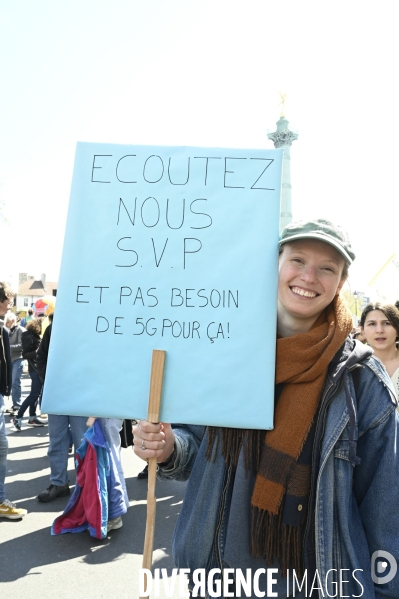 Marche pour le futur 2022, le 9 avril à Paris. Walk for the future.