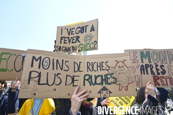 Marche pour le futur 2022, le 9 avril à Paris. Walk for the future.