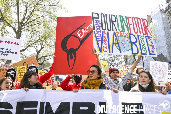 Marche pour le futur 2022, le 9 avril à Paris. Walk for the future.