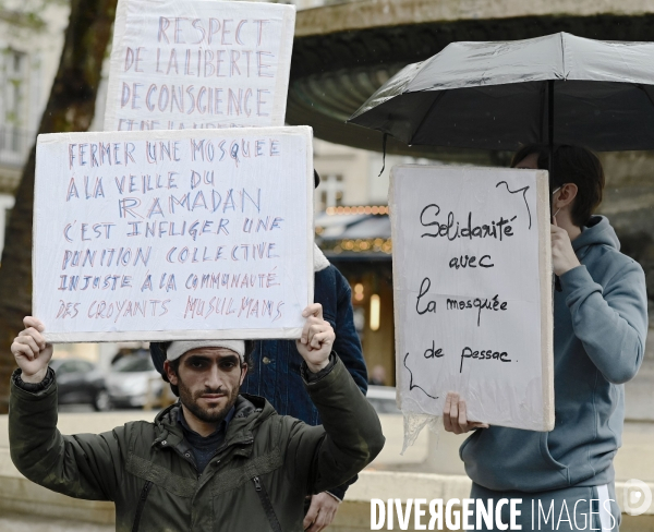 Manifestation contre la menace d une fermeture administrative de six mois de la mosquee de pessac