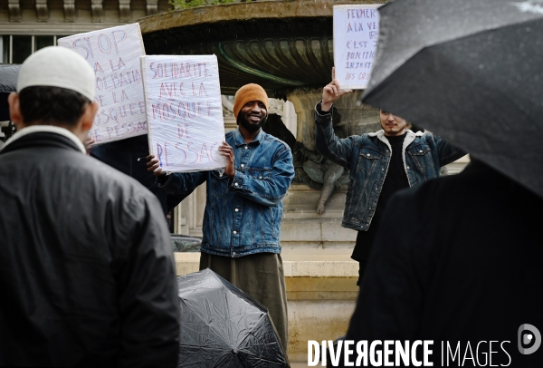 Manifestation contre la menace d une fermeture administrative de six mois de la mosquee de pessac