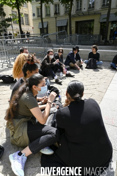 Les étudiants se mobilisent devant la Sorbonne avant le 2er tour à l élection présidentielle 2022.