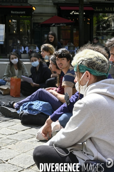 Les étudiants se mobilisent devant la Sorbonne avant le 2er tour à l élection présidentielle 2022.