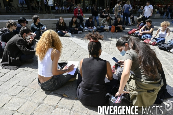 Les étudiants se mobilisent devant la Sorbonne avant le 2er tour à l élection présidentielle 2022.