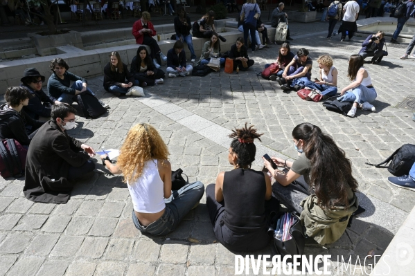 Les étudiants se mobilisent devant la Sorbonne avant le 2er tour à l élection présidentielle 2022.